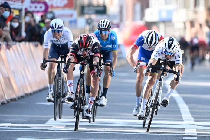 Tadej Pogacar drukt zijn wiel net iets eerder dan Alaphilippe over de streep.