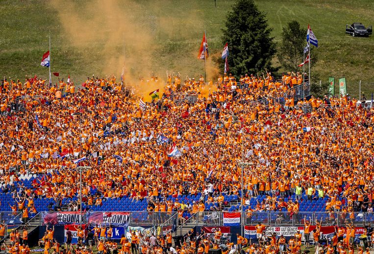 Na de winst zorgden de Verstappenfans voor oranje mist. Beeld ANP