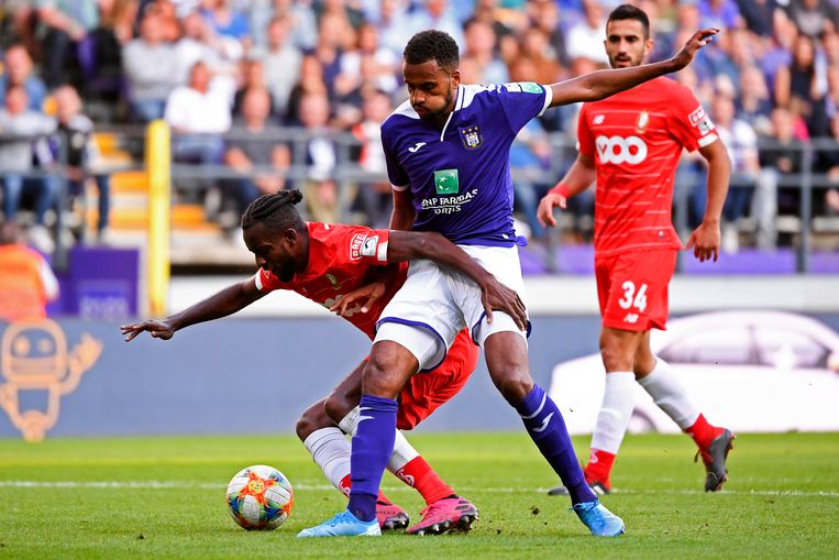 Isaac Kiese Thelin, hier tegen Standard, is voorlopig de enige fitte spits van paars-wit. Beeld Photo News