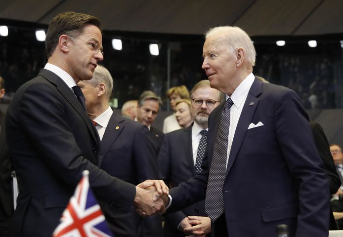 Premier Rutte met Joe Biden (R) in Brussel, voorafgaand aan een vergadering van de Navo.