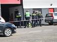 Agenten doen onderzoek naar het steekincident aan de Trekpot in Breda.
