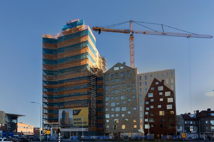De bouw van De Bakermat op de hoek Boschdijk-Marconilaan in Eindhoven vordert; in het voorjaar van 2022 moeten de woningen klaar zijn.