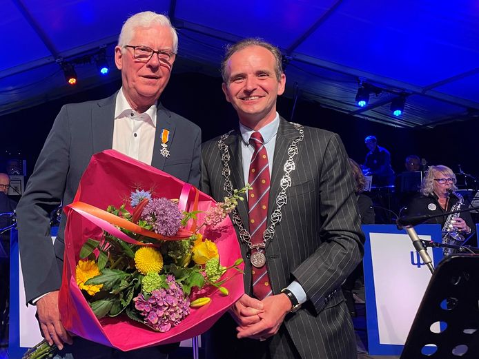 Miel Fransen (links) heeft een koninklijke onderscheiding ontvangen van burgemeester Mark Slinkman van de gemeente Berg en Dal.