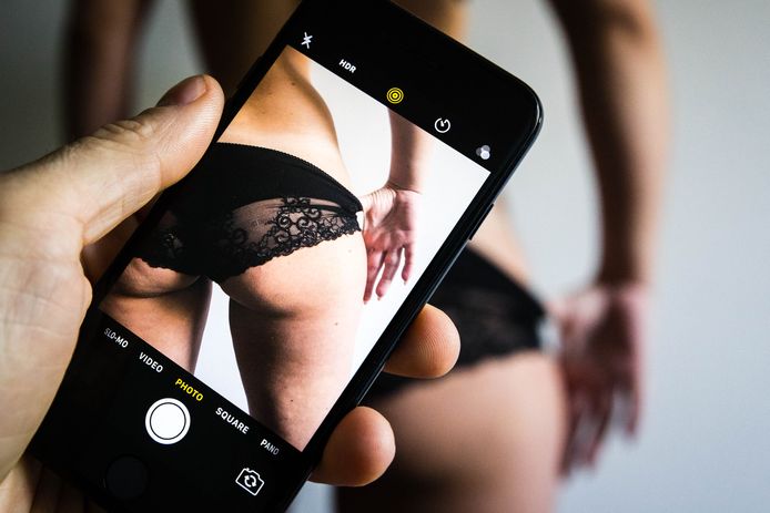 Une jeune fille mineure lui a envoyé une photo nue pour lui emprunter 100 euros. Comme elle ne remboursait pas, il l'a menacée d’envoyer la photo à ses camarades de classe.
