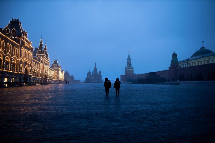Het Rode Plein in Moskou ligt er verlaten bij.