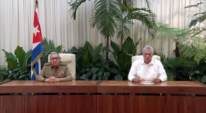 De Cubaanse president Miguel Diaz-Canel (R) met oud-president Raul Castro (L).
