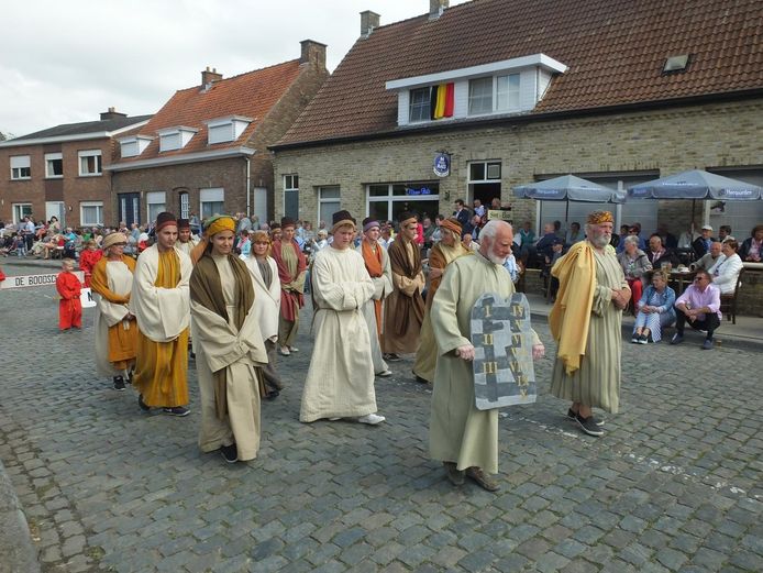 De Bloedprocessie vorig jaar. Traditioneel stappen heel wat inwoners mee in de stoet.