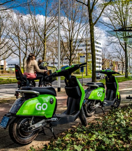 Groene deelscooters Go Sharing voorlopig gedoogd in Deventer, maar vergunning komt eraan