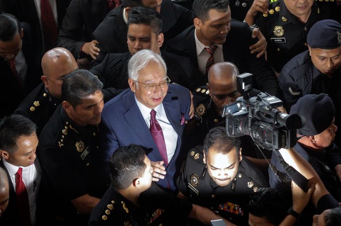 Najib Razak komt aan bij de rechtbank.