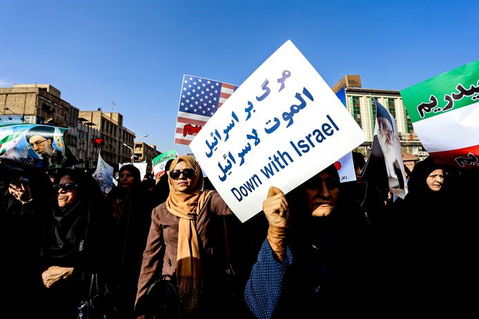 Deze Iraanse vrouwen steunen hun regering tijdens een betoging in Ahvaz.