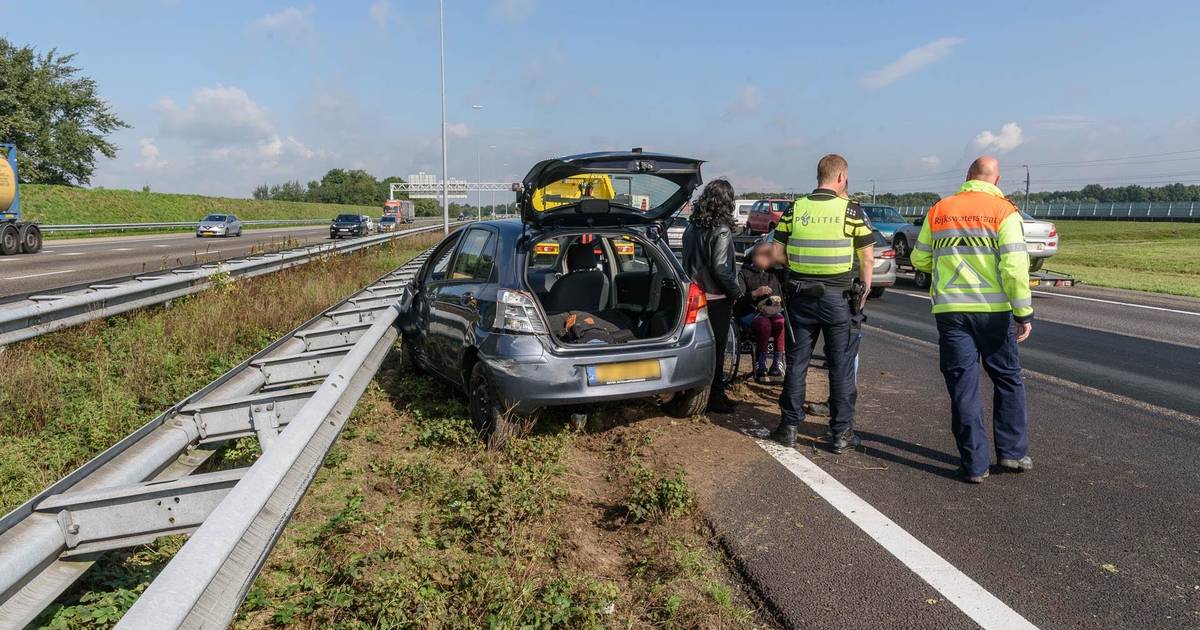 Ongeluk tussen auto en vrachtwagen op A16, geen gewonden | Breda ...