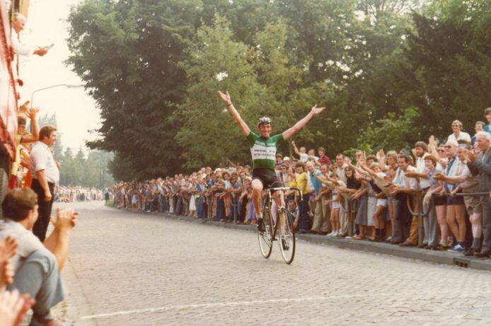 'Dolle Dries' van Wijhe wint in 1980 de hoofdkoers in de strijd om de gele trui in Duizel.