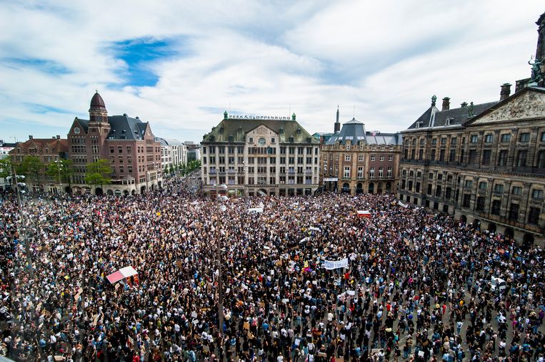 Een ongezien en gevreesd tafereel in coronatijden: de Dam in Amsterdam liep vol met zo'n 5.000 betogers. Beeld ANP