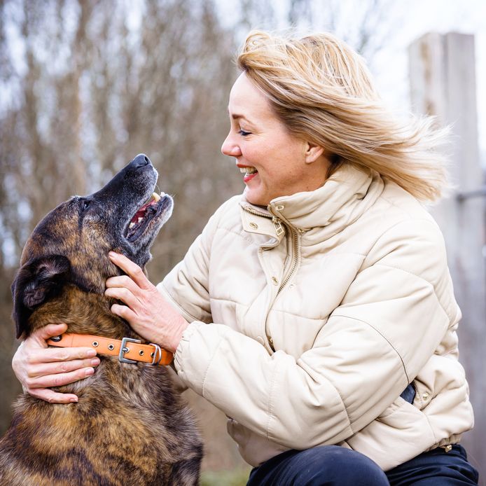 Marianne Timmer en haar hond Chico.