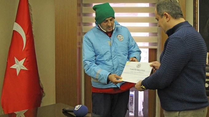 De man ontving een speciale oorkonde van de burgemeester voor zijn hartverwarmende daad.