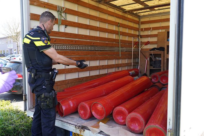 In de gestolen vrachtwagen in Tilburg lagen 22 gasflessen gebruikt voor de productie van drugs.