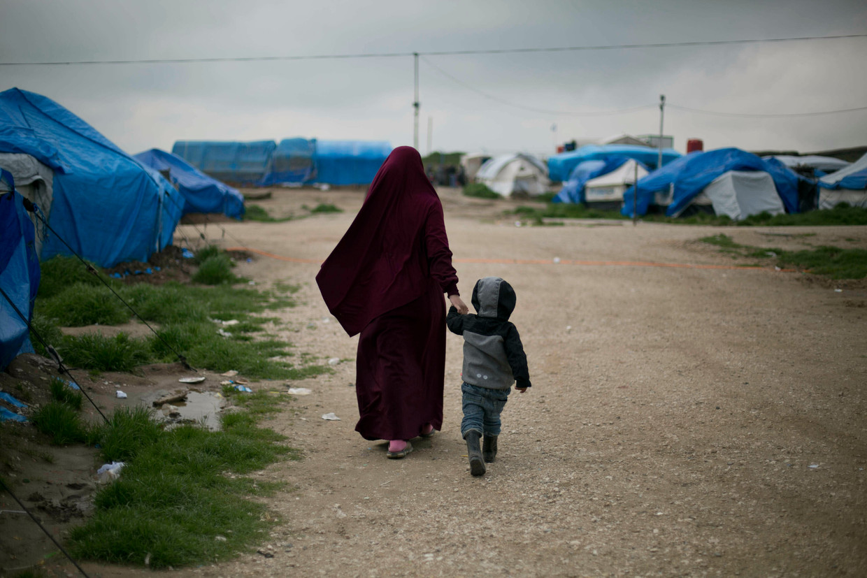 Een vrouw met kind in het kamp Al Roj in Syrië. Beeld AP