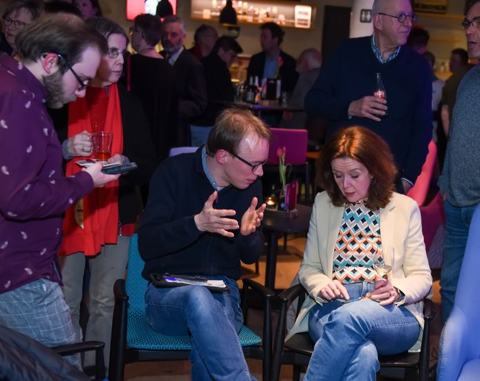 Jacqueline Kuhlmann (rechts) in gesprek met lijsttrekker Willem-Jan van der Zanden. Beiden zijn van GroenLinks.