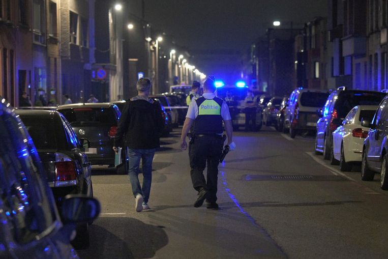 De politie had een perimeter opgezet om de omgeving veilig te stellen. Beeld Marc De Roeck