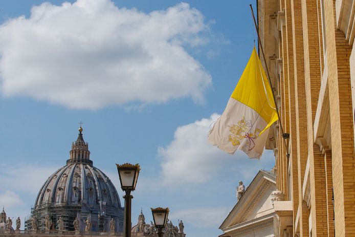 Ook bij het Vaticaan ging de vlag van Vaticaanstad halfstok.