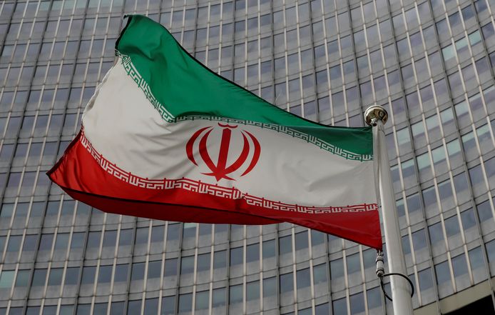 Archiefbeeld. De Iraanse vlag wappert aan het hoofdkwartier van het Internationaal Atoomenergieagentschap in Wenen.