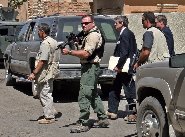 Blackwater-huurlingen beschermen een Amerikaanse diplomaat in de Iraakse hoofdstad Bagdad in 2003.  Beeld EPA