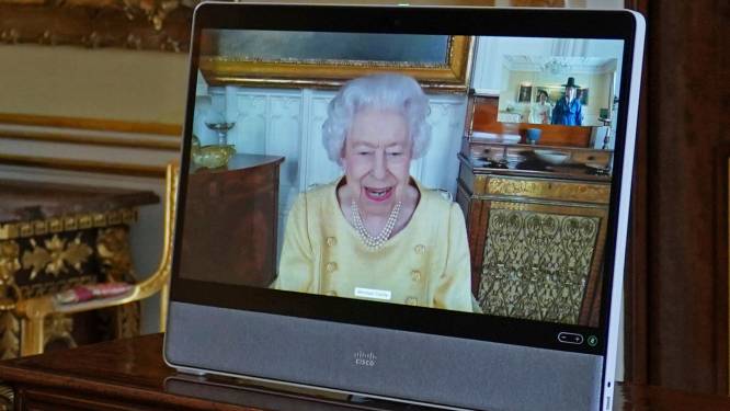 Elizabeth II se remet au travail