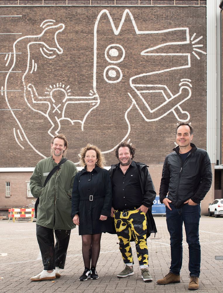 Van links naar rechts: kunstenaar Jasper Krabbé, kunstenaar Mick La Rock, galeriehouder Olivier Varossieau en kunstenaar Jan Rothuizen. Beeld Els Zweerink
