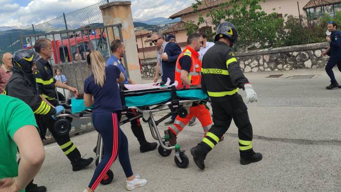 Auto van moeder rijdt zonder handrem schoolplein op: kleuter (4) overlijdt, vier gewonden