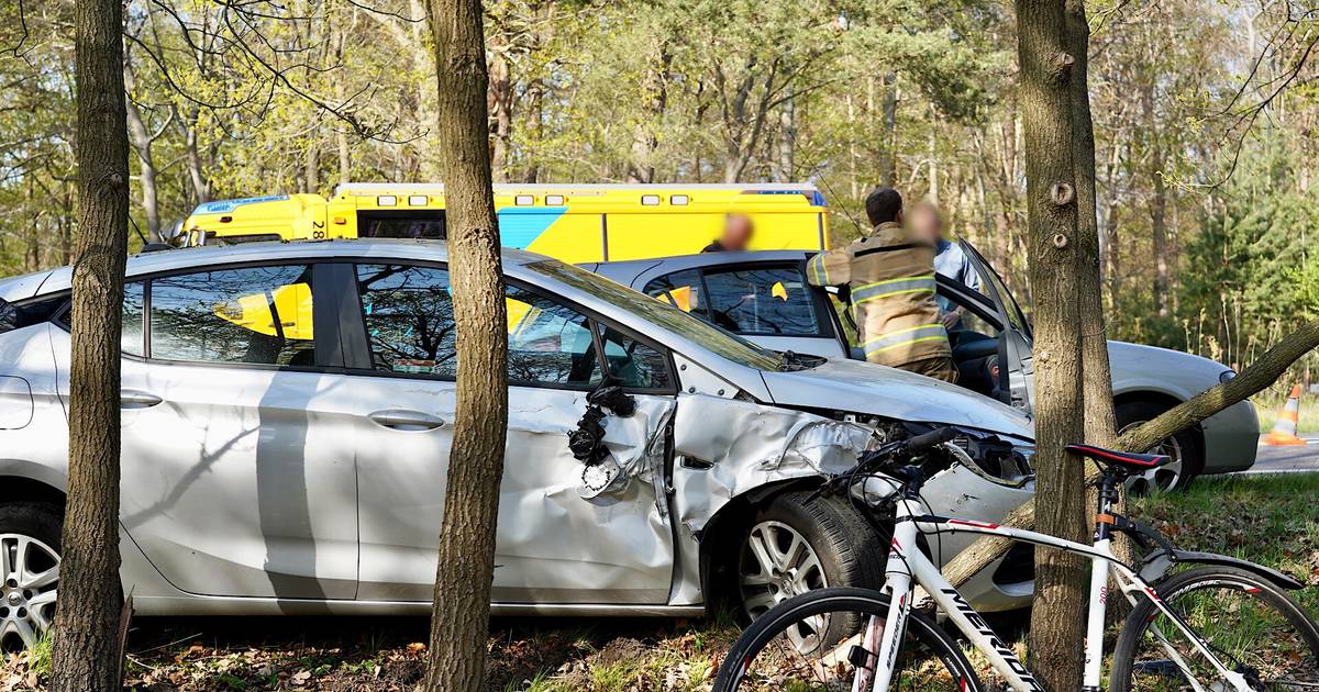Vrouw lichtgewond geraakt bij ongeluk met vier autos in Rijen.