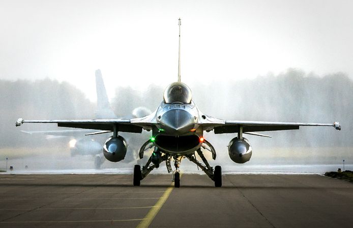 F-16's keren terug op de Nederlandse vliegbasis bij Volkel na een missie in het Midden-Oosten.