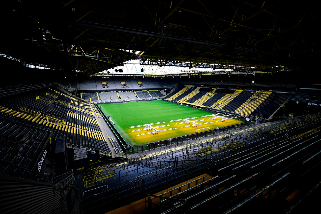 Het stadion van Dortmund, waar zaterdag de topper tegen streekgenoot Schalke 04 speelt in een leeg stadion Beeld AFP