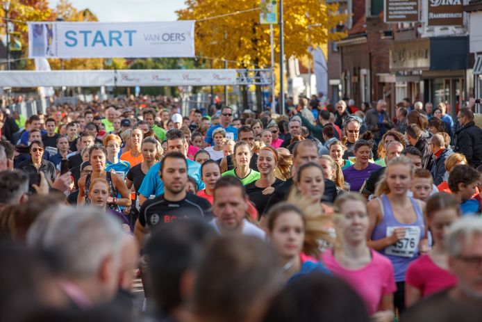 Sfeerbeeld van de Van Oers Marathon 2015. Dit jaar gaat dat feestje niet door, maar de organisatie heeft gezorgd voor een leuk alternatief voor hardlopers.
