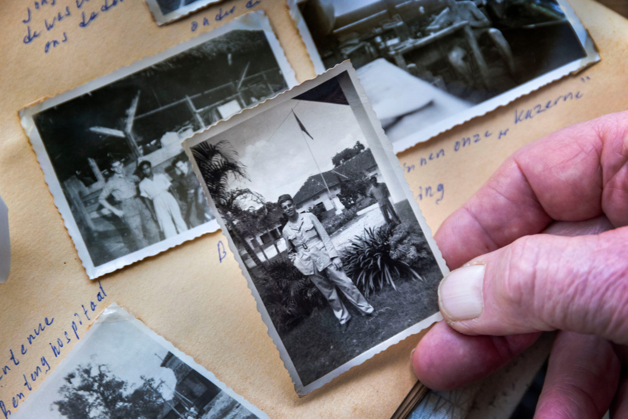 Veteran freelance Leo van Boehmen menampilkan foto-foto dari dinas militernya.  Patung Wery Kron
