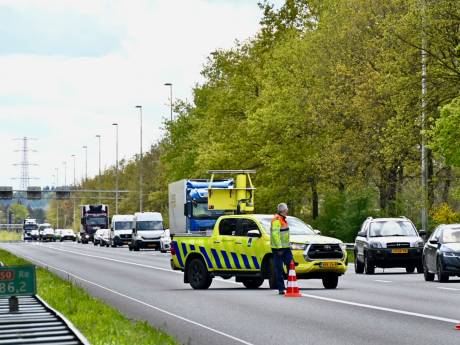 Kilometerslange file op A50 na ongeluk: verkeer doet er uur langer over