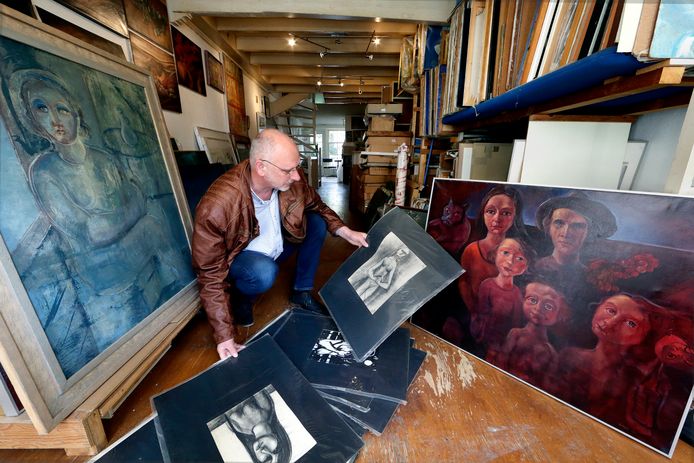 Curator Arie Verkerk bij de enorme hoeveelheid schilderijen en schetsen.