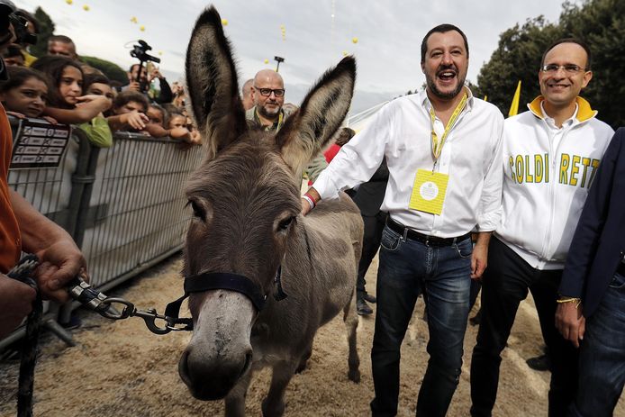 De Italiaanse vicepremier Matteo Salvini (2e. rechts) vanmiddag op een landbouwersevent in Rome.