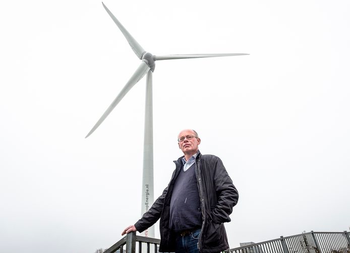 Kees Pieters met een, voor hem, horrorbeeld achter zich: een windmolen.