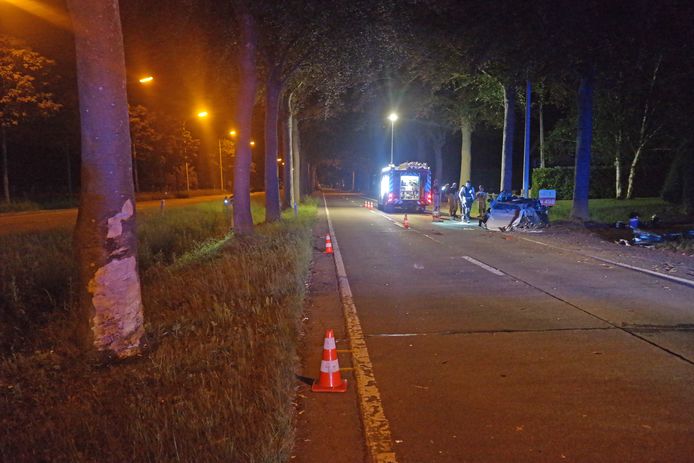 Op de Koning Albertlaan in Maldegem week gisteravond rond 23 uur een personenwagen om nog onduidelijke reden af van de rijbaan en botste frontaal tegen een boom.