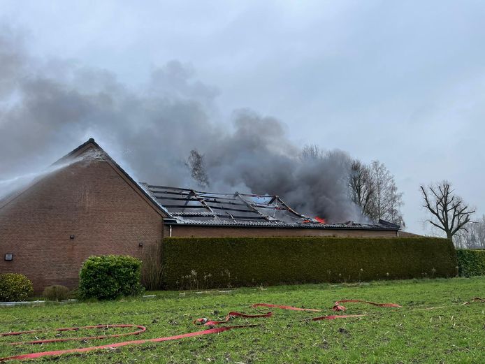 Grote brand bij een schuur in Netersel.