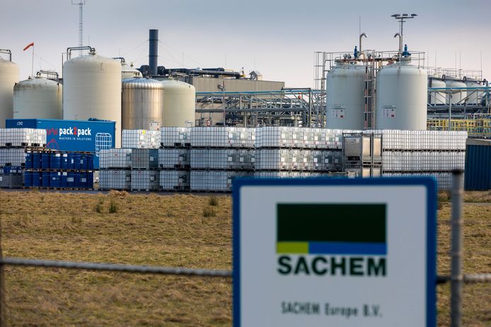 Nederland,  Zaltbommel, chemiebedrijf Sachem staat dicht tegen het spoor en op worpafstad van Zaltbommel.