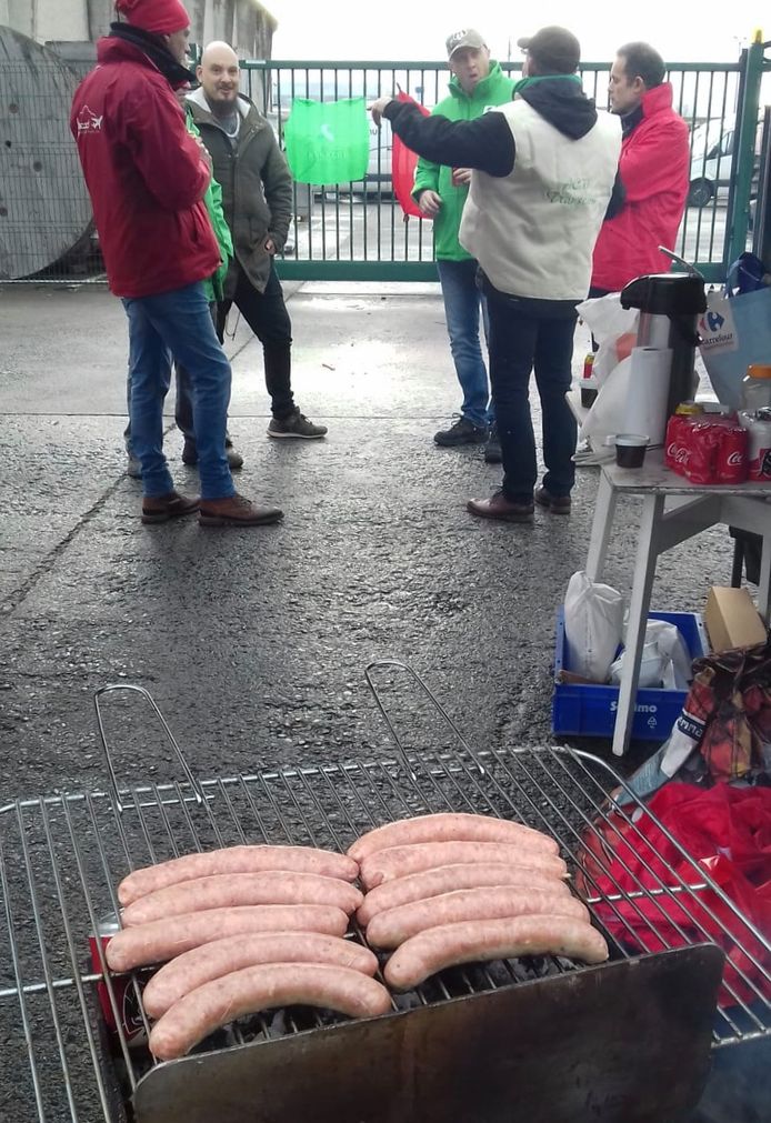 De actievoerders hielden er de goeie luim in. Een worstje op de grill mocht niet ontbreken.