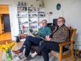 Harry en Truus Zandhuis in hun zit/slaapkamer van Het Meulenbelt. Ze konden als echtpaar hun intrek nemen. Iets dat maar af en toe voor komt.
