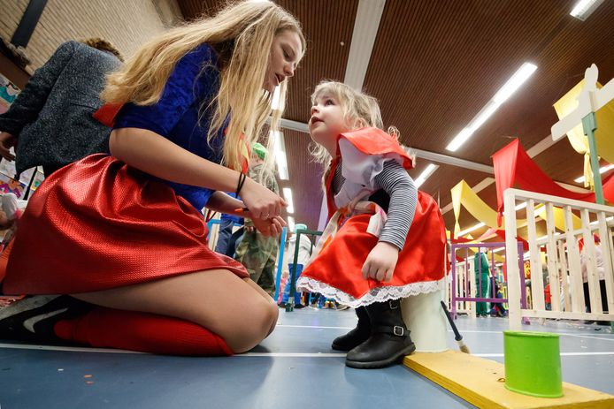 De kleine Sara is vol concentratie aan het spijkerpoepen.