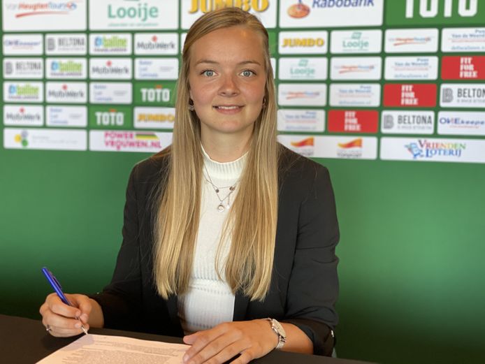ADO-verdedigster Amber Verspaget tekent voor twee jaar bij.