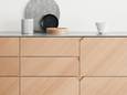 Ook bij dressoirs zijn de grepen verdwenen of juist esthetisch weggewerkt in de frontjes.