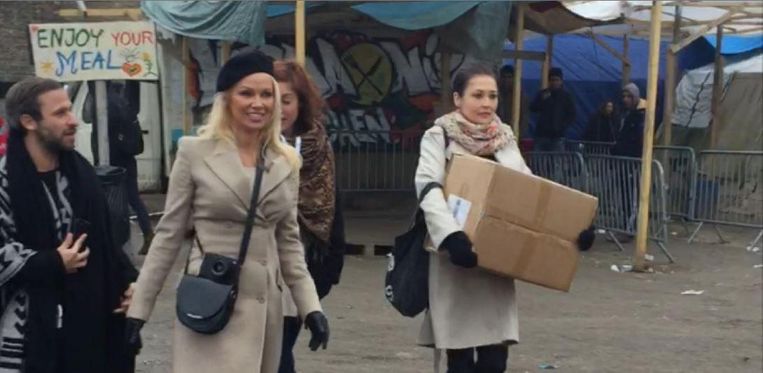 Pamela Anderson ging dekens, handschoenen, mutsen, fruit en kleurboeken uitdelen in het kamp in Grande-Synthe. Beeld La Voix