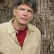 Richard Powers bezit de gave om zo zintuiglijk te schrijven dat de verhalenwereld zich aan je ontvouwt in scherpere details dan de echte wereld