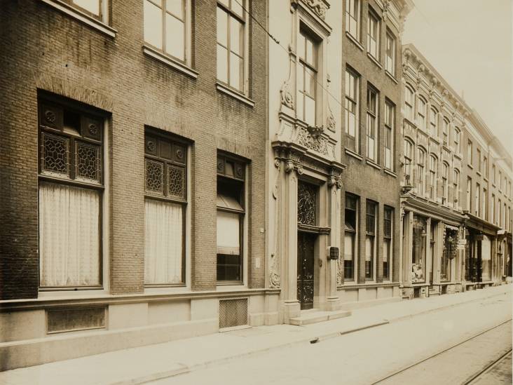 Het meest markante pand in de Bakkerstraat: van burgemeesterswoning tot pianomagazijn 