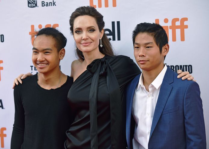 Angelina Jolie met zonen Maddox en Pax. Die laatste schreef een vernietigend bericht aan het adres van Brad Pitt.